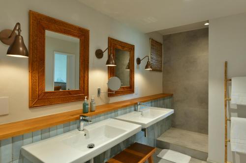 格兰贝伊维兰达大湾酒店及水疗中心的浴室设有2个水槽和2面镜子