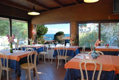 瑟克罗达凡酒店的一间设有桌椅的海景餐厅