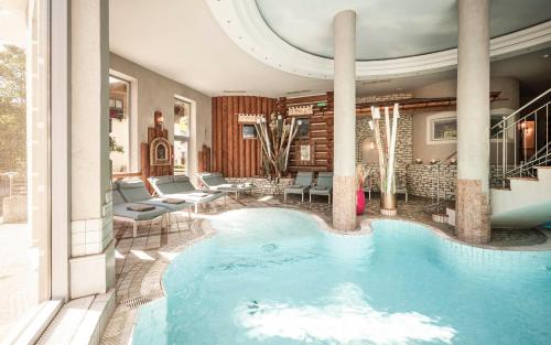 萨尔巴赫伊娃村酒店的在酒店房间的一个大型游泳池