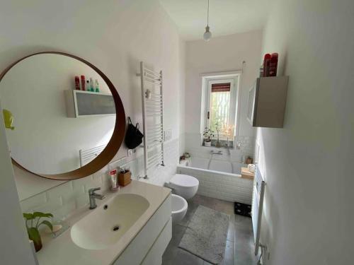 罗马Francigena house的白色的浴室设有水槽和镜子