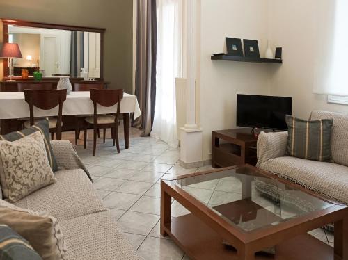 雅典Beautiful house in Chalandri的客厅配有沙发和桌子