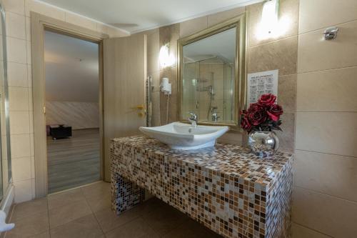 布加勒斯特科维沃斯酒店的花台上带水槽的浴室