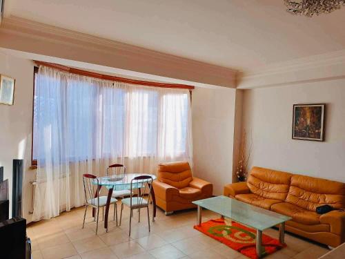 埃里温共和国广场公寓的客厅配有沙发和桌子
