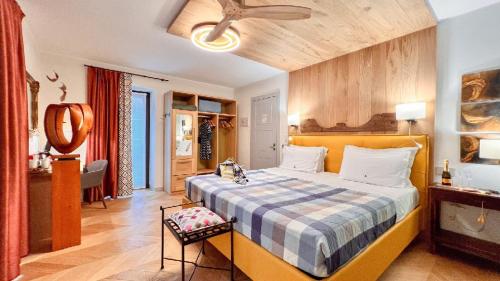 蓬圣马丁d'ARTEmisia Chambres d'hôtes的一间卧室配有一张大床和一张 ⁇ 子毯子