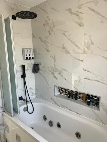 梅登黑德Large guest Room的浴室配有淋浴和白色浴缸。