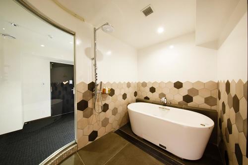 东京赤阪觉醒酒店的带浴缸、水槽和淋浴的浴室