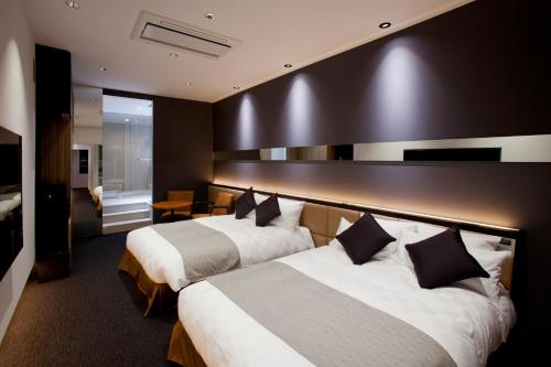 东京赤阪觉醒酒店的一间酒店客房,房间内设有两张床
