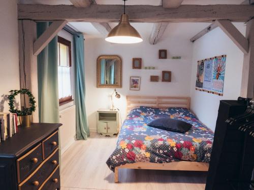 希尔蒂盖姆Liberté · Magnifique maison proche Strasbourg的一间卧室配有一张床和一个梳妆台