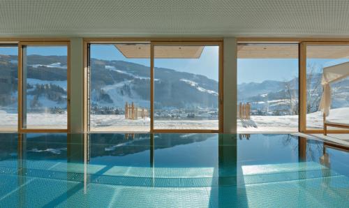 斯拉德明Sun Lodge Schladming by Schladming-Appartements的山景游泳池