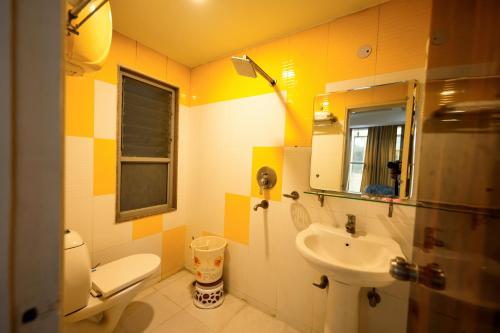 新德里Family Hotel Near IGI Airport的一间带水槽、卫生间和镜子的浴室