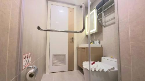 奥南海滩A404-nice Seaview One Bedroom At Ao Nang Beach的一间带卫生间和淋浴的小浴室