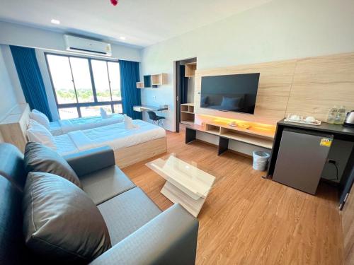 武里南JIA HAUS Hotel Apartment的带沙发和平面电视的客厅