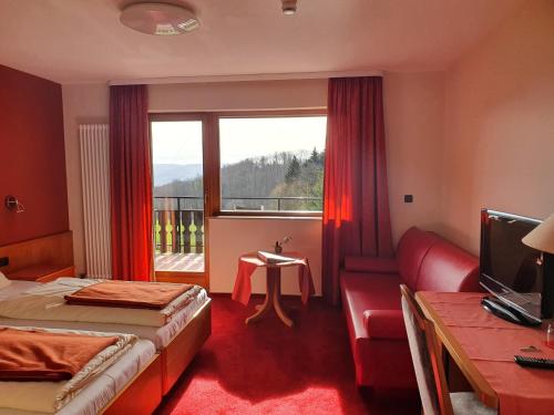 贝格施特拉瑟黑彭海姆瓦尔德肖克福尔酒店的酒店客房设有两张床和一个阳台。