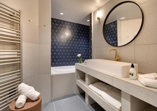 巴黎Artemisia Montmartre的一间带水槽和镜子的浴室