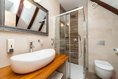 普利特维采湖B&B Villa Sumrak Plitvica Rooms的浴室配有白色水槽和淋浴。
