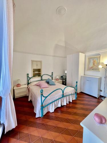 诺奇Locazione turistica La vecchia arcata的卧室配有1张床,铺有瓷砖地板。