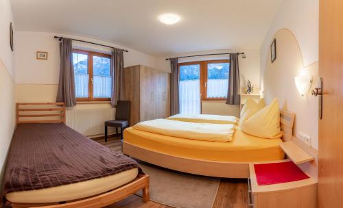 施图拜河谷新施蒂夫特Landhaus Toni的酒店客房配有两张床和一张书桌