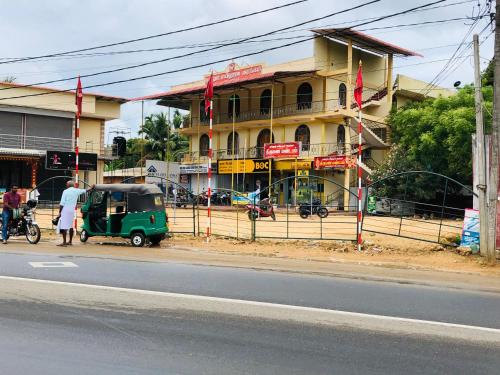贾夫纳Nallur Mylooran Arangam的停在大楼前的一辆绿色小车