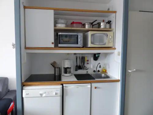 阿沃里亚兹Appartement Tilia - Avoriaz的带微波炉和水槽的小厨房