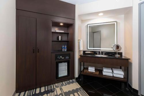 休斯顿休斯顿凯悦丽景湾酒店的一间带水槽和镜子的浴室