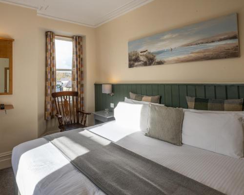 波马利斯城堡庭院旅馆的一间卧室设有一张大床和一个窗户。