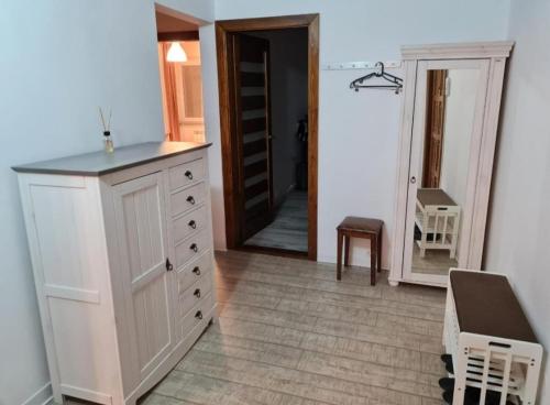 锡比乌Anna's的厨房配有白色橱柜和镜子