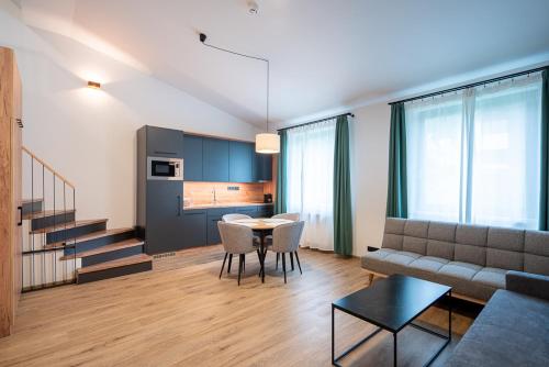 切尔尼杜尔Resort Aurum Residence A的客厅配有沙发和桌子