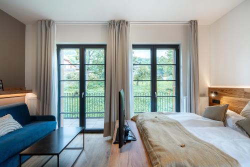 切尔尼杜尔Resort Aurum Residence A的一间卧室配有一张床、一张沙发和窗户。