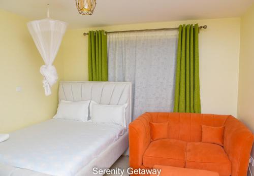 Serenity Getaway STUDIO apartment near JKIA & SGR with KING BED, WIFI, NETFLIX and SECURE PARKING客房内的一张或多张床位