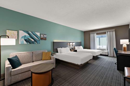 诺克斯维尔康福特茵诺克斯维尔酒店的酒店客房,设有两张床和一张沙发