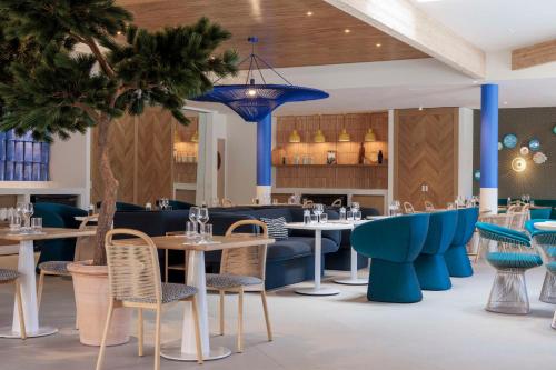 马里尼亚讷Hilton Garden Inn Marseille Provence Airport的一间带桌椅的用餐室和一间餐厅