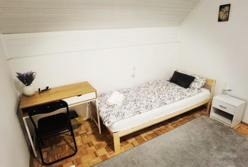 奥西耶克Privatni Smještaj Harmony的一间小卧室,配有一张床和一张书桌