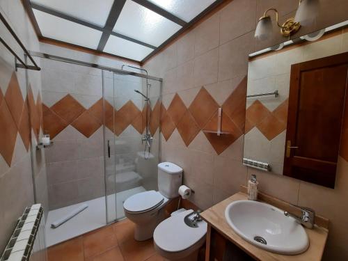 圣洛伦索-德莫鲁尼斯Casa Rural Rebost的浴室配有卫生间、淋浴和盥洗盆。