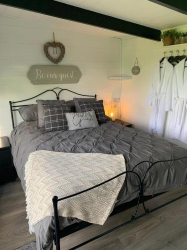 圣亚萨Dolafon farm luxury glamping cabin with hot tub的一间卧室,床上有写着出生甜食的标语