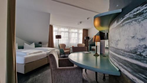 诺德奈Villa Ney的酒店客房配有一张床和一张桌子