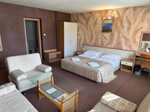 索非亚Hotel Brod - Free Parking的酒店客房设有两张床和一张桌子。