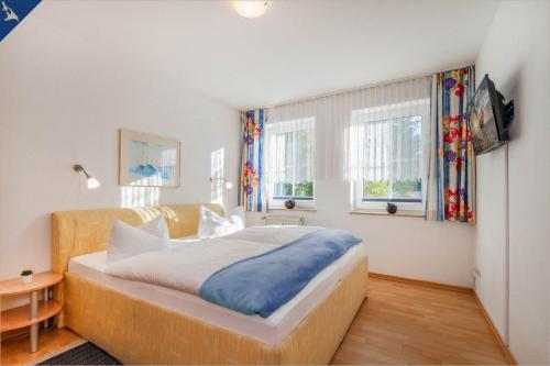 赛巴特班森Apartment Seemöwe的一间卧室,卧室内配有一张大床