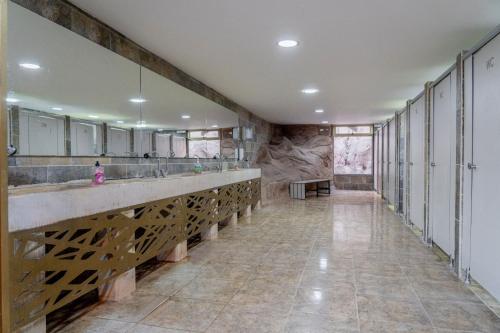 瓦迪拉姆迎宾沙漠营地酒店的一间带两个水槽和石墙的大浴室