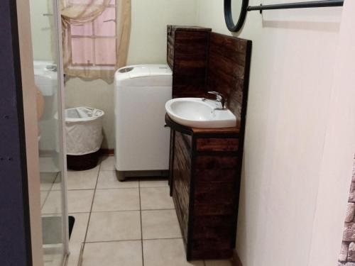 库鲁曼Kalahari Kaja的一间带水槽和卫生间的浴室