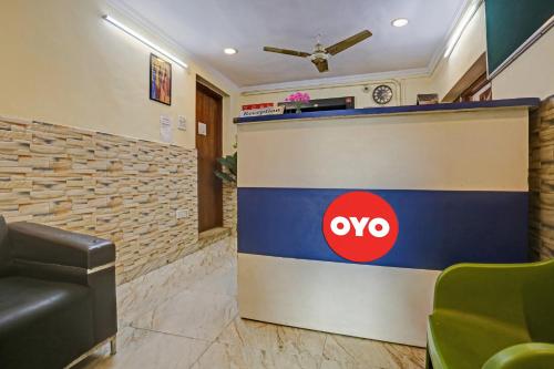 新德里OYO Hotel Dreamland Residency的一间房间里带柜台的亚亚加油站