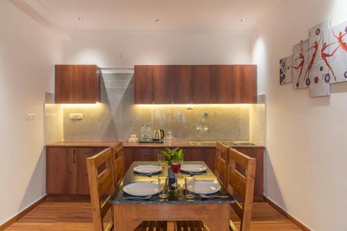卡绍利Kasauli dream hills的厨房配有木桌、椅子和桌子。