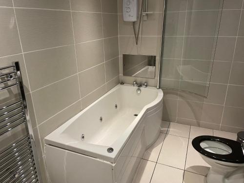 Lennoxtown格拉泽特乡间别墅酒店的带白色浴缸的浴室和卫生间