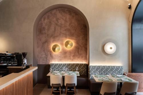 罗马numa I Linea的一间带桌椅和墙壁的餐厅