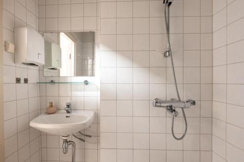 赫尔辛基2ndhomes Bright & Spacious, 5 Bedroom Apartment in the Center的一间带水槽和淋浴的浴室