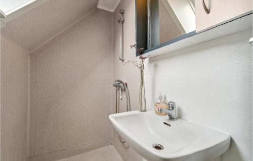 伦讷2 Bedroom Awesome Apartment In Rnne的一间带水槽和镜子的浴室