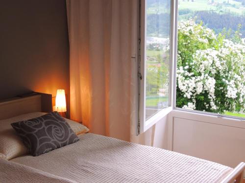 比绍夫斯霍芬Ferienwohnung HÖLLWART - exclusiv, ruhige Lage, Panoramablick的一间卧室设有一张床和一个大窗户