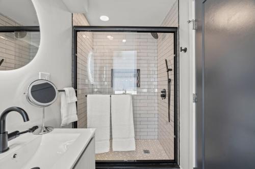 费城E Passyunk Ave 1 BR Gem - Prime Location!的带淋浴、盥洗盆和镜子的浴室
