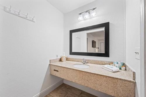 查尔斯顿Charleston Creekside Inn的一间带水槽和镜子的浴室