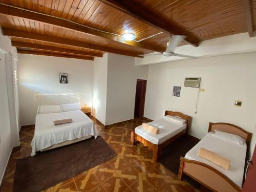 伊瓜苏港Leosan departamento的大房间设有两张床和一张沙发