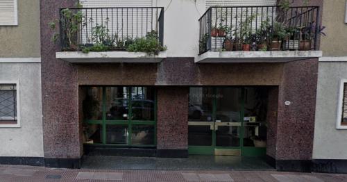 布宜诺斯艾利斯Cómodo y luminoso departamento en Buenos aires, también hablamos Portugues!的一座带门的建筑和一座种植了植物的阳台